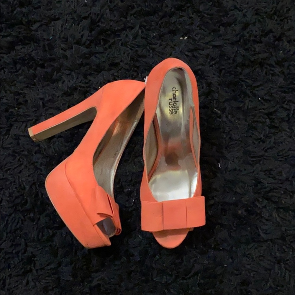 Open toed bow peach pumps